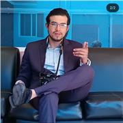 El profesor de administración imparte clases a jóvenes de bachillerato